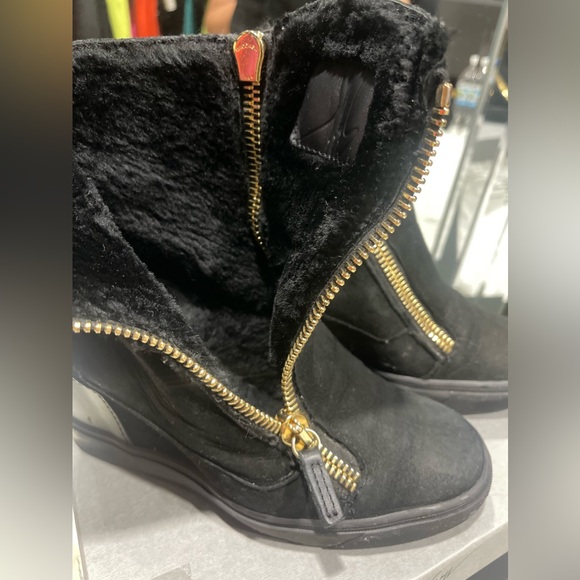 Giuseppe Zanotti shearling-lined boots with golden sided zippers and logo - Picture 4 of 8